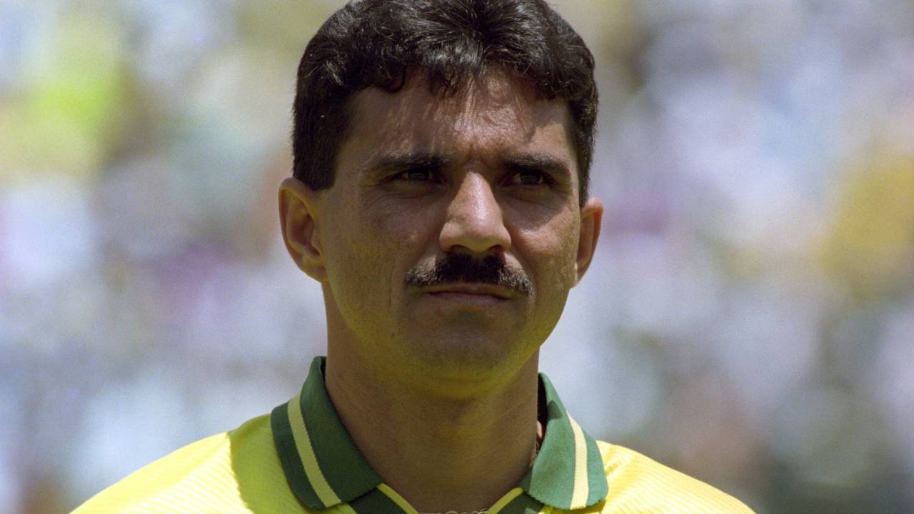 Ricardo Rocha paga dívida de pensão e embarca para Copa